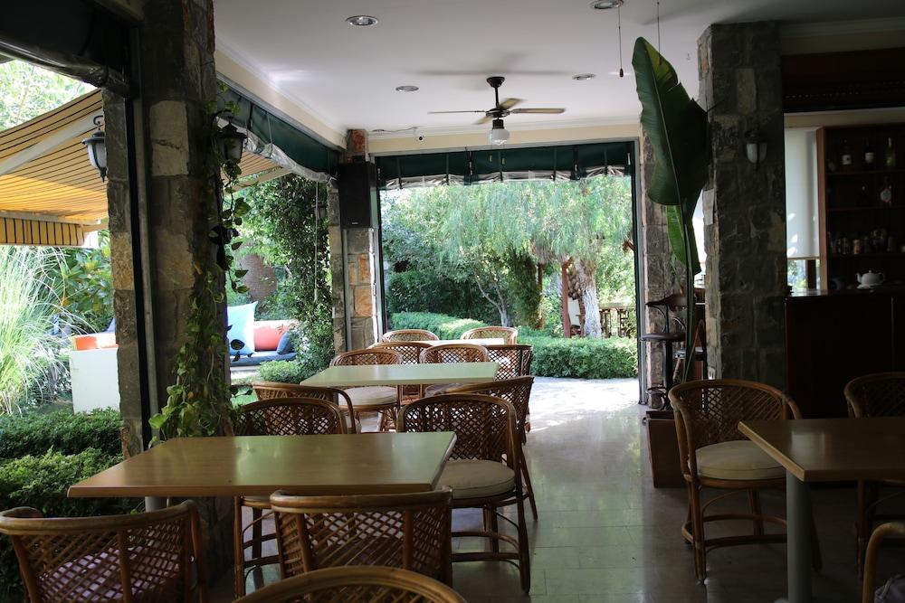 Hotel Dalos ギョジェク エクステリア 写真